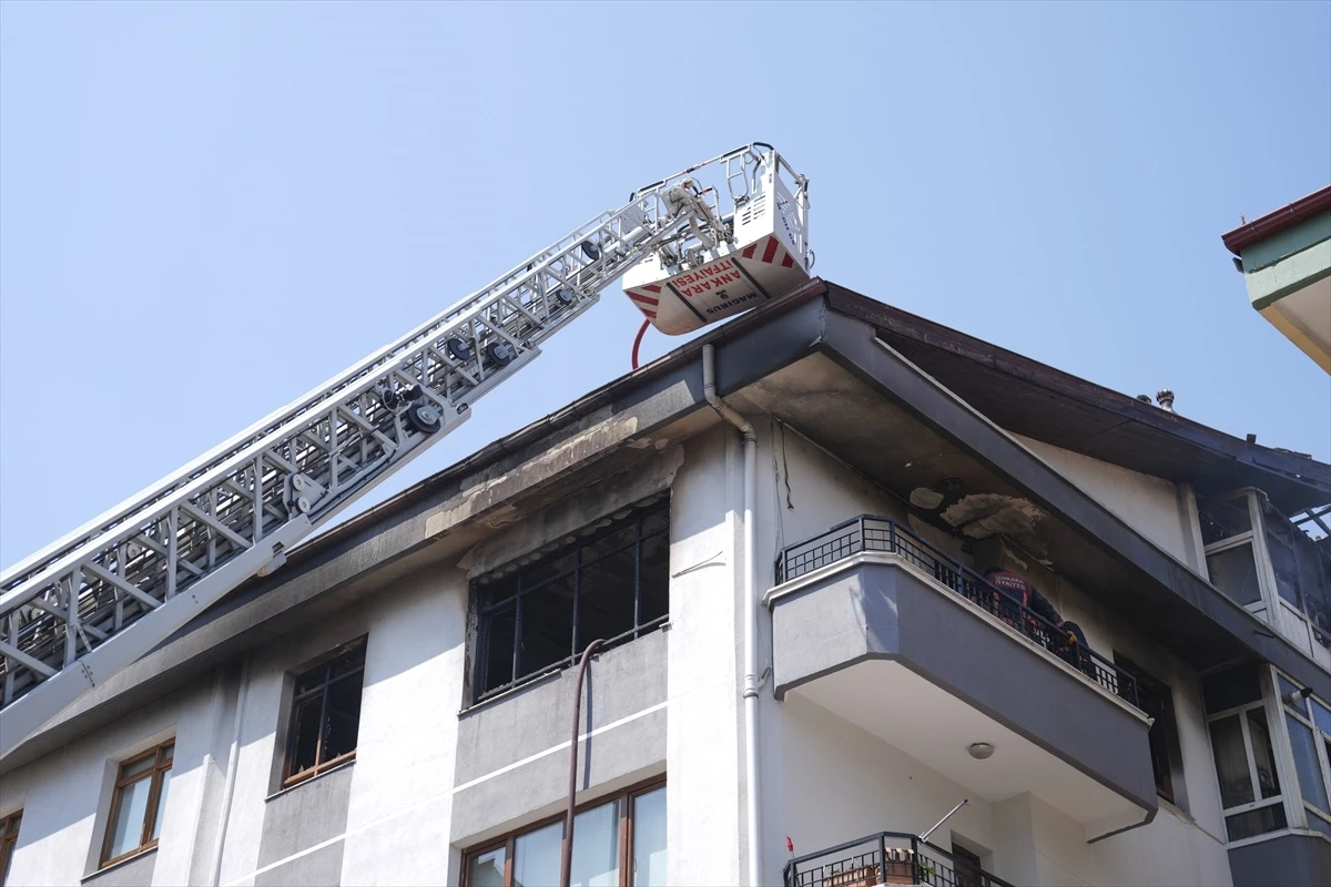 Ankara’da Yangın Sırasında Balkonda Mahsur Kalan Çocuk İtfaiye Tarafından Kurtarıldı