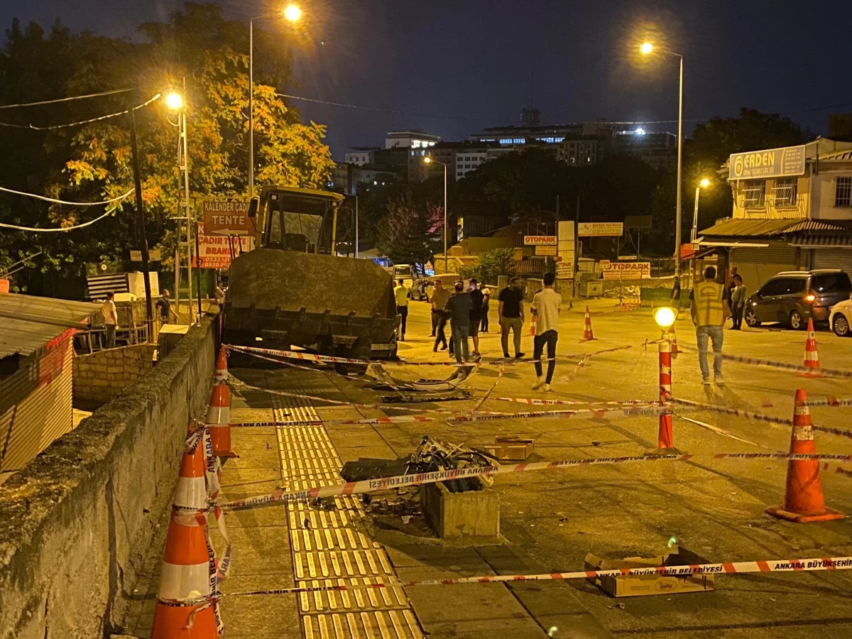 Ankara’da TIR’a yüklenen iş makinesi yoldan düştü