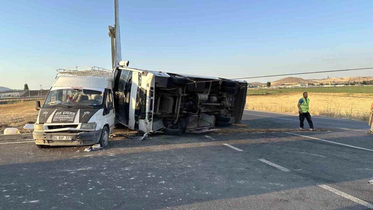 Ankara’da minibüs ile servis aracının çarpışması sonucu 1 kişi hayatını kaybetti