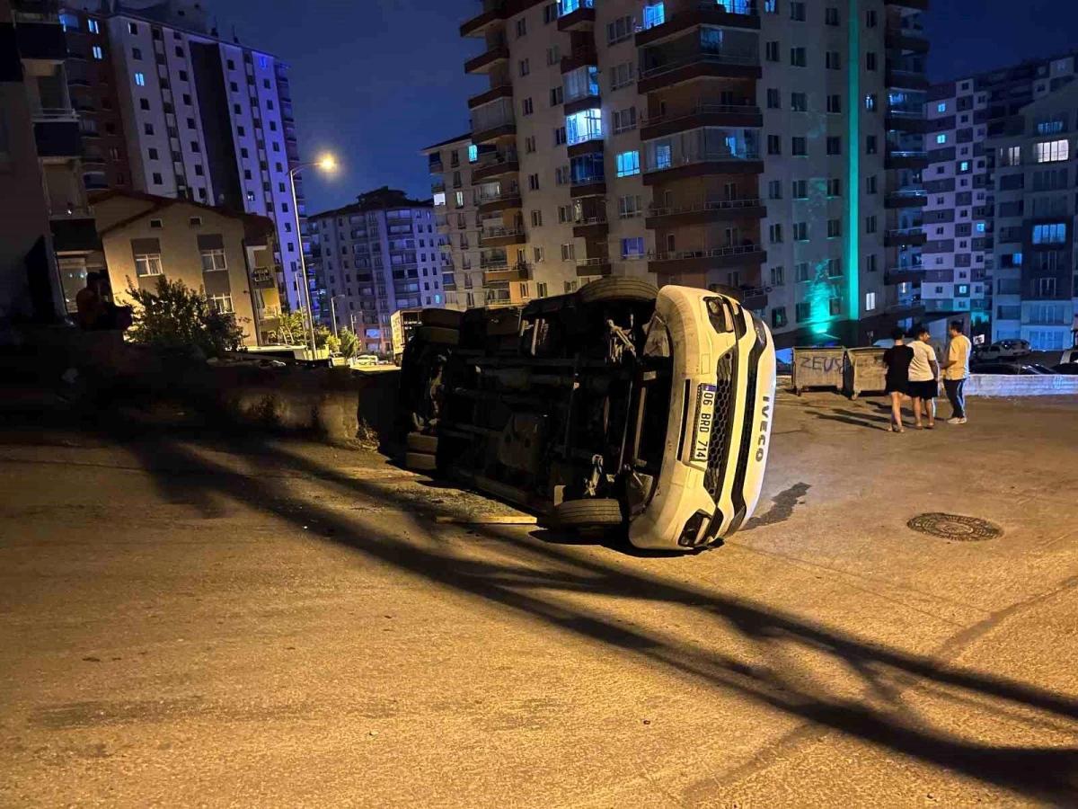 Ankara’da servis aracı devrildi, yaralanan olmadı