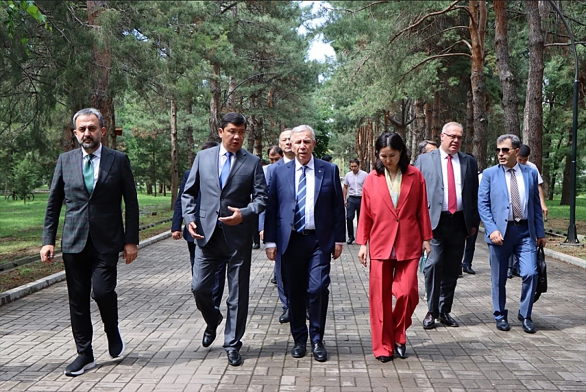 Ankara Büyükşehir Belediye Başkanı Mansur Yavaş, Kırgızistan’da işbirliği görüşmeleri yaptı