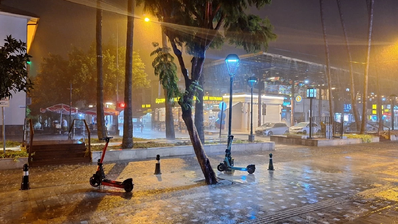 Antalya Kuvvetli Yağışın Esiri: Ağaçlar Devrildi, Yollar Göle Döndü, Yıldırım Düştü, Camlar Patladı…