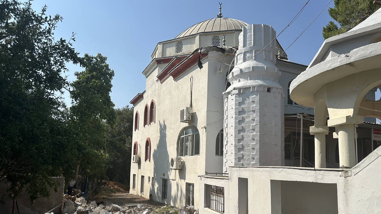 Antalya’yı Fırtına ve Sağanak Vurdu! Cami Minaresi Devrildi