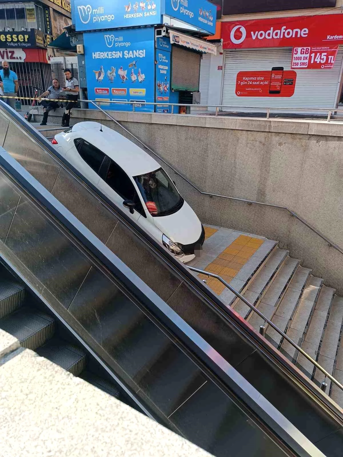 Ankara’da Kızılay Metro İstasyonuna Araç Girişi