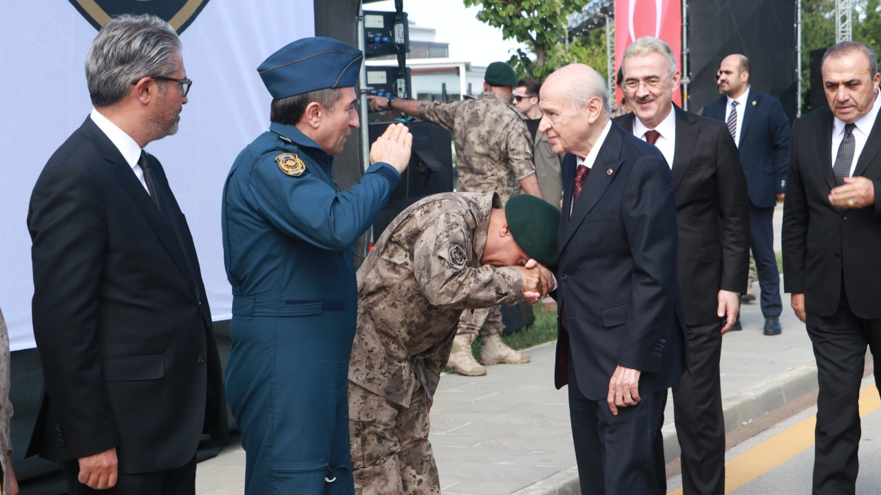 Türkiye Bu Kareyi Konuşuyor: Özel Harekat Başkanı Bahçeli’nin Elini Öptü