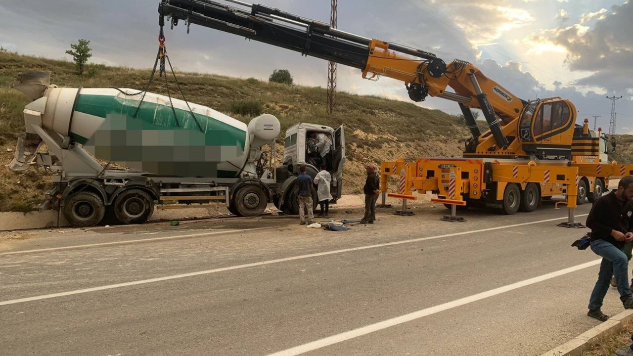 Beton Mikseri Yola Devrildi: 1 Ölü