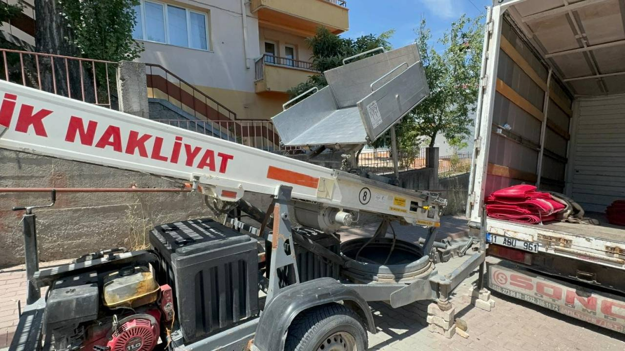 Yük Asansörü Elektrik Tellerine Değince Akıma Kapıldılar!