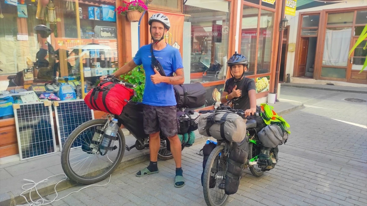 Ukraynalı baba oğul Ankara’nın Nallıhan ilçesine bisiklet turunda