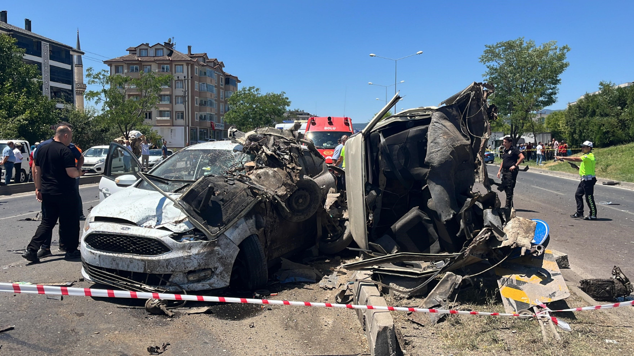 Bolu’da zincirleme kaza… Otomobil ikiye bölündü: 2 ölü, 3 yaralı