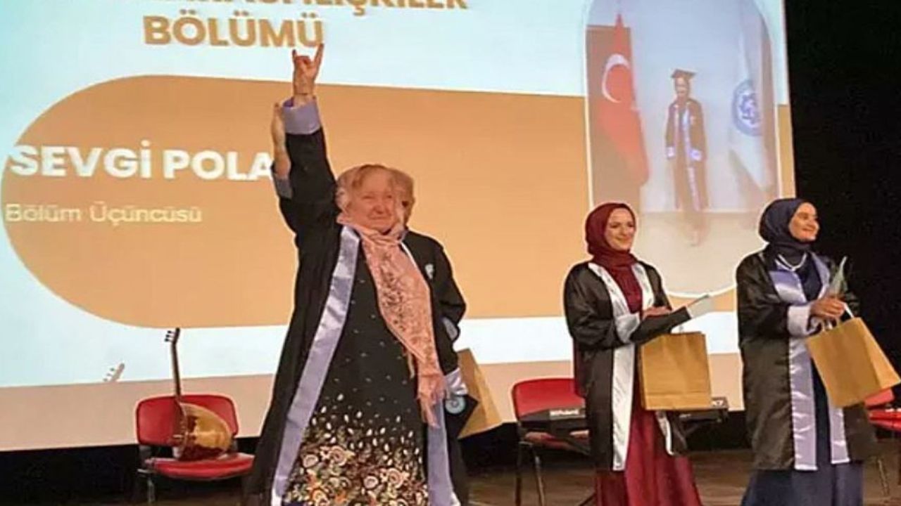 Bozkurt işaretiyle diploma sevinci: 69 yaşındaki mezundan UEFA’ya tepki!