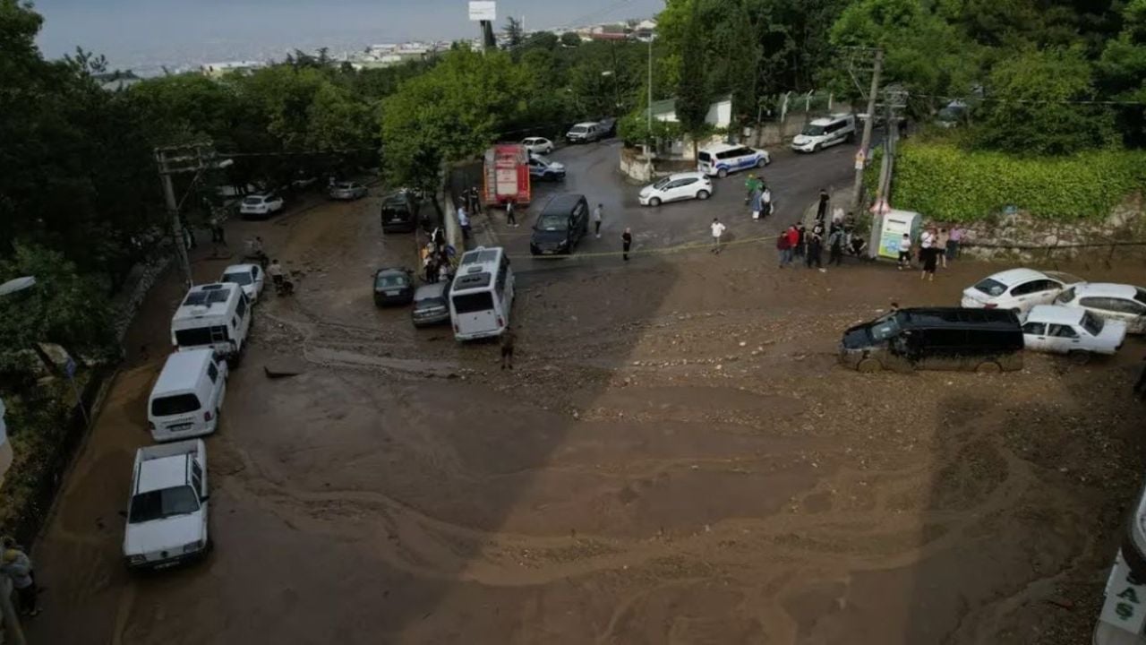 Bursa’yı felç eden sağanak yağış: Evler su altında, dereler otomobilleri sürükledi