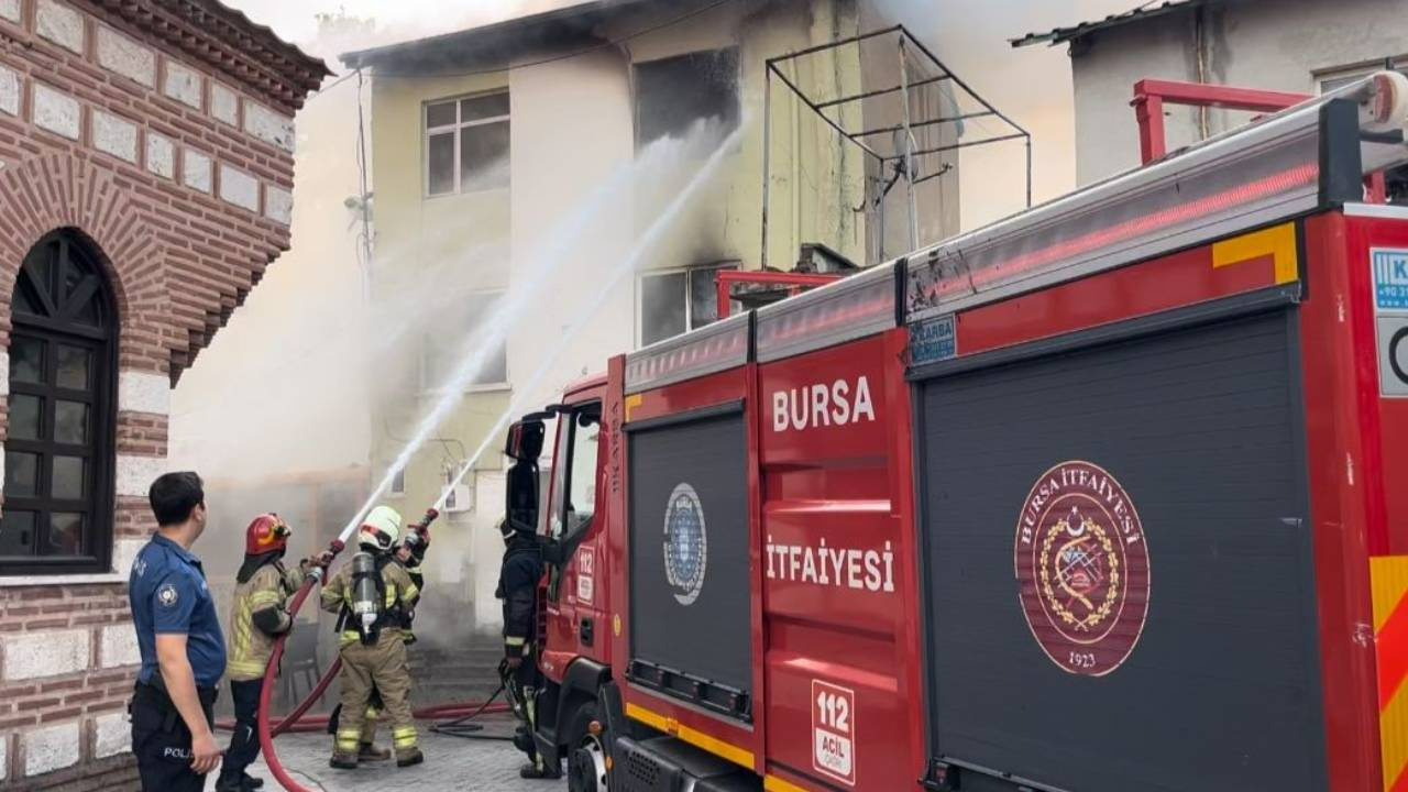 Bursa’da Alevler Yükseldi! 3 Katlı Binada Yangın