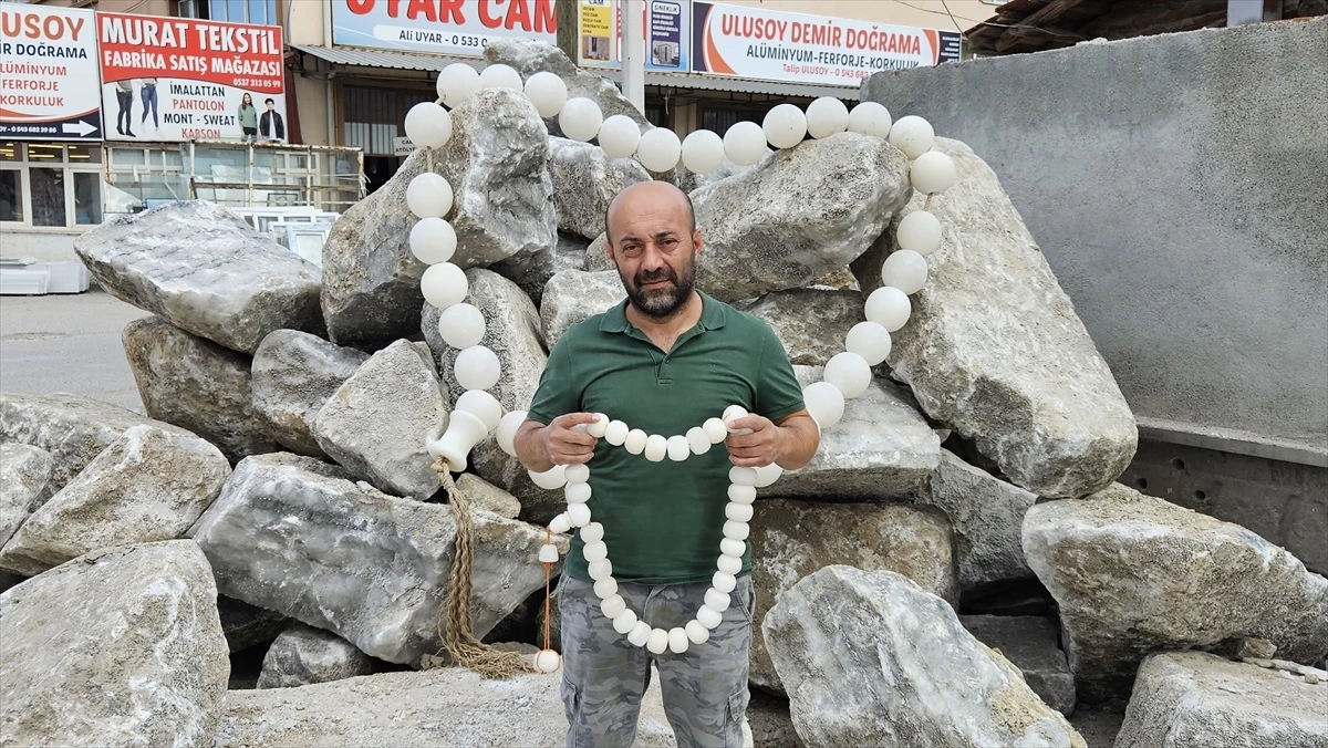 Çankırılı Fatih Gümüş, kaya tuzundan 3 metre 33 santimetre uzunluğunda yaklaşık 90 kilogram ağırlığında tespih yaptı