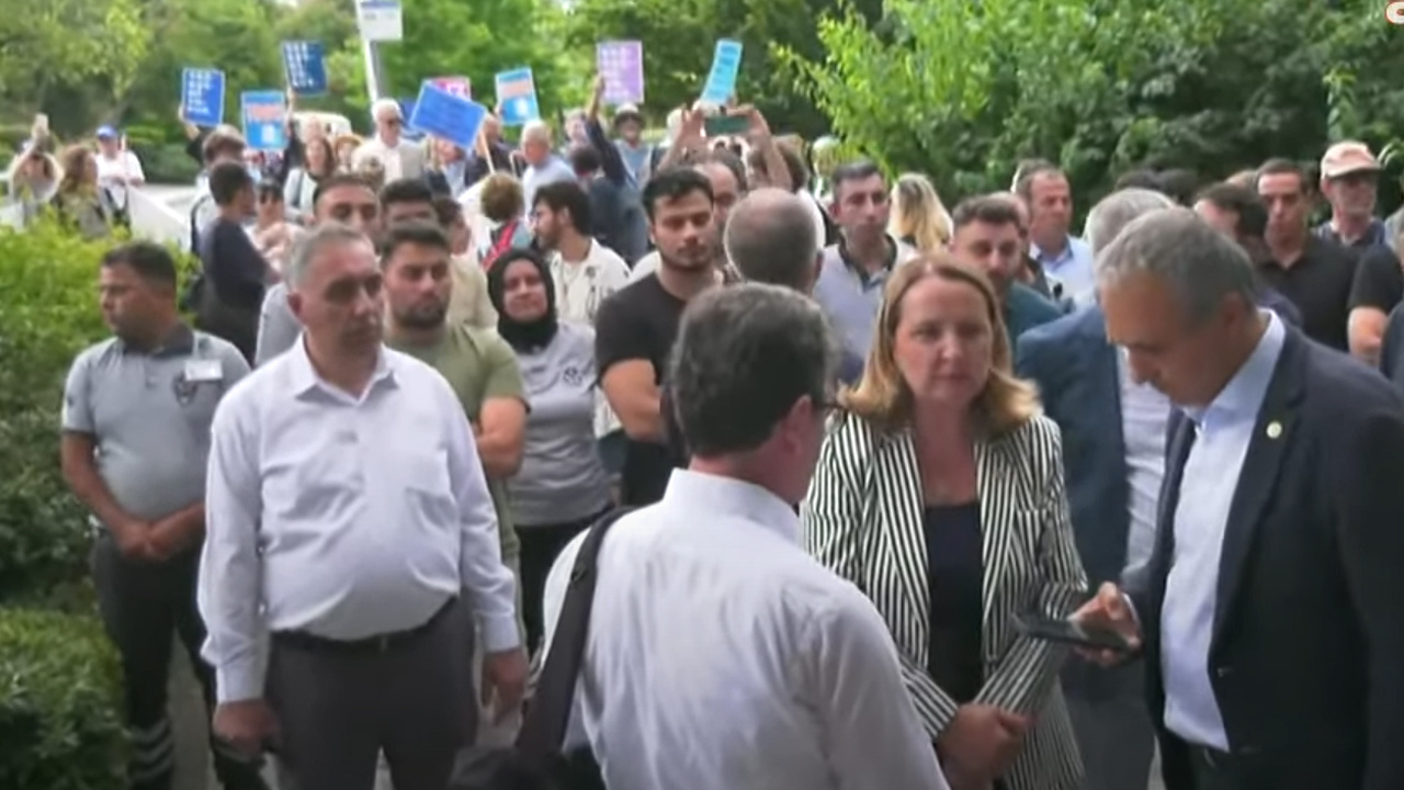 Boğaziçi’nde CHP’li Heyete Engel: ‘Rektörlüğü İşgal Eden Zat, Sen Kimsin?’