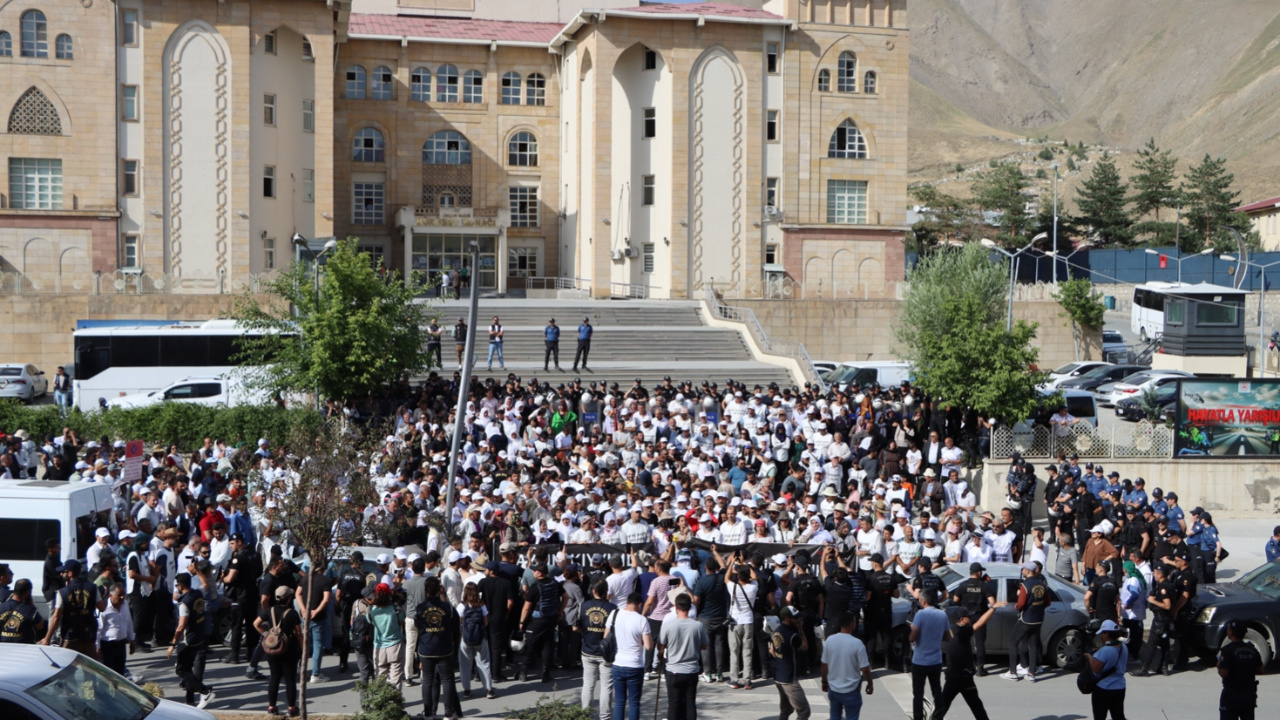 DEM Parti, Kayyuma Karşı Hakkari’ye Yürüdü: Seçilmişlerin Yerine Atanmışları Getiremezsiniz