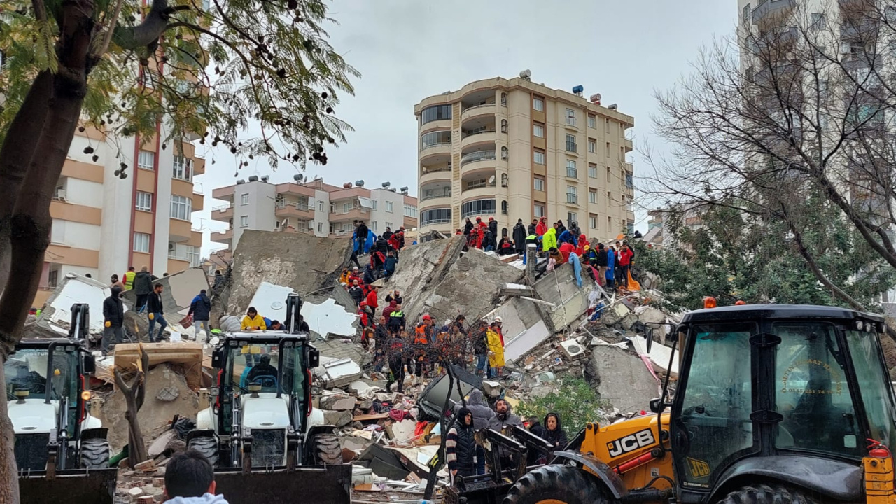 Depremde 63 Kişiye Mezar Olmuştu: Baba ve Oğluna Tahliye