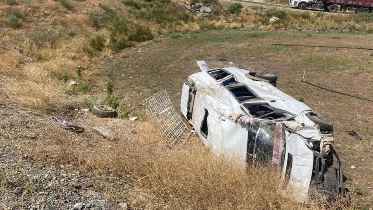 Diyarbakır’da kaza: Pikap ile yolcu minibüsü çarpıştı 14 kişi yaralandı!