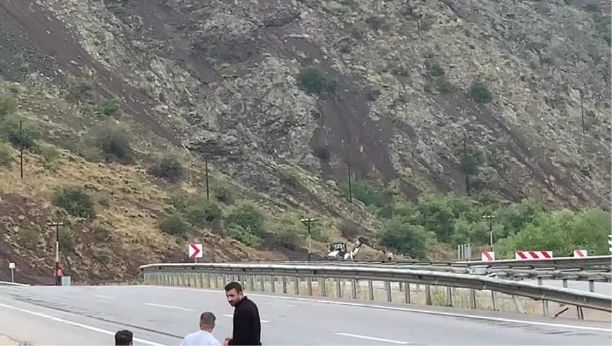 Doğu Ekpresi Erzincan’da Heyelan Nedeniyle Yolda Kaldı