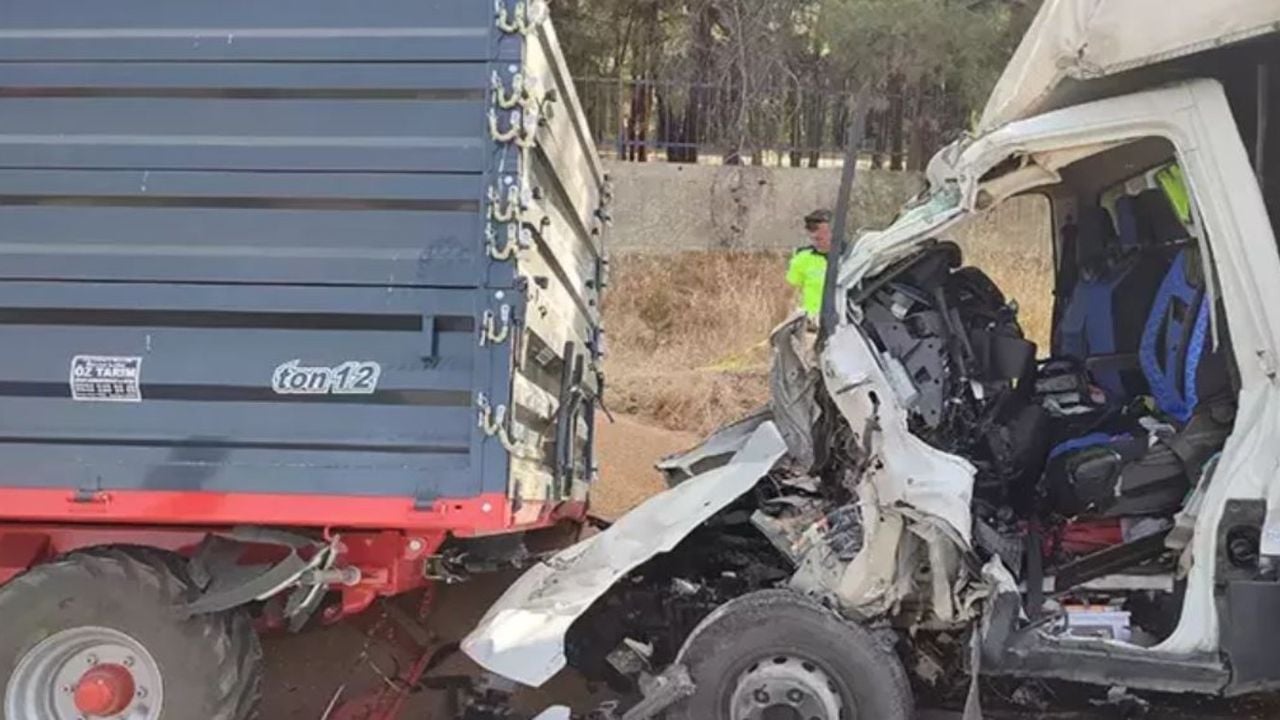 Edirne’de feci kaza kamyonet traktör römorkuna çarptı: 3 kişi hayatını kaybetti!