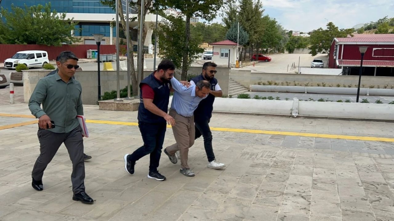 Elazığ’da Atatürk heykeline taşla saldırı: Şüpheli adliyeye sevk edildi!