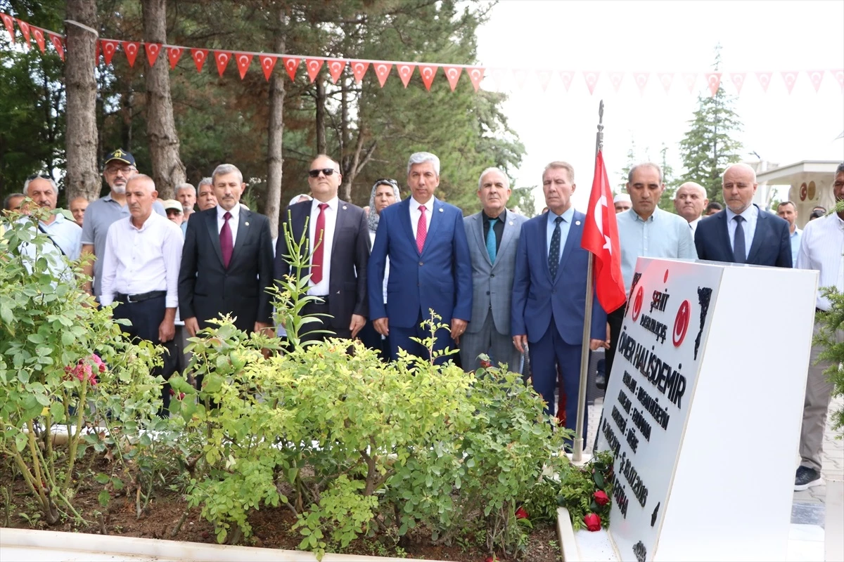 TEMAD Genel Başkanı Hamza Dürgen ve beraberindekiler Şehit Ömer Halisdemir’in kabrini ziyaret etti