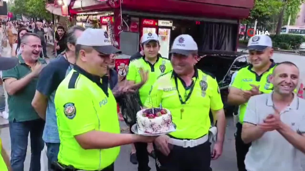 Emekli olan trafik polisine meslek hayatının son gününde pastalı kutlama