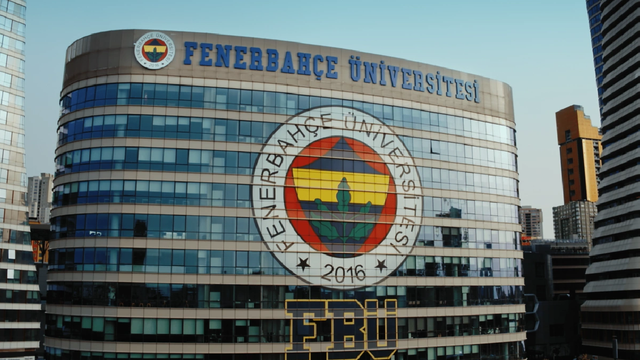 Fenerbahçe Üniversitesi’nden Yasal Yüzdenin Dışında Zam: Öğrenci ve Velilerden Protesto