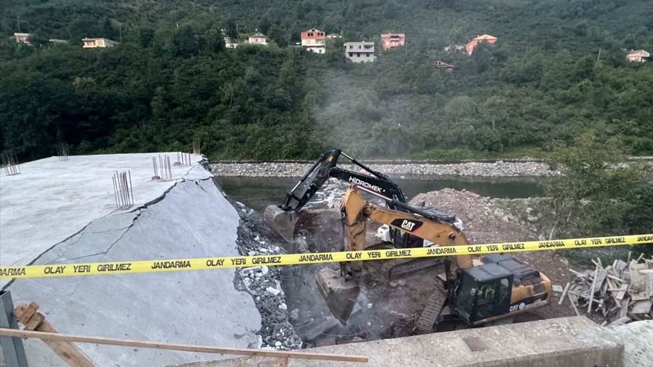 Giresun’da Taşkın Sahasında Yapı Yıkıldı