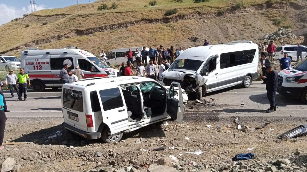 Hakkari Yüksekova’da korkunç kaza! 2’si ağır 7 yaralı