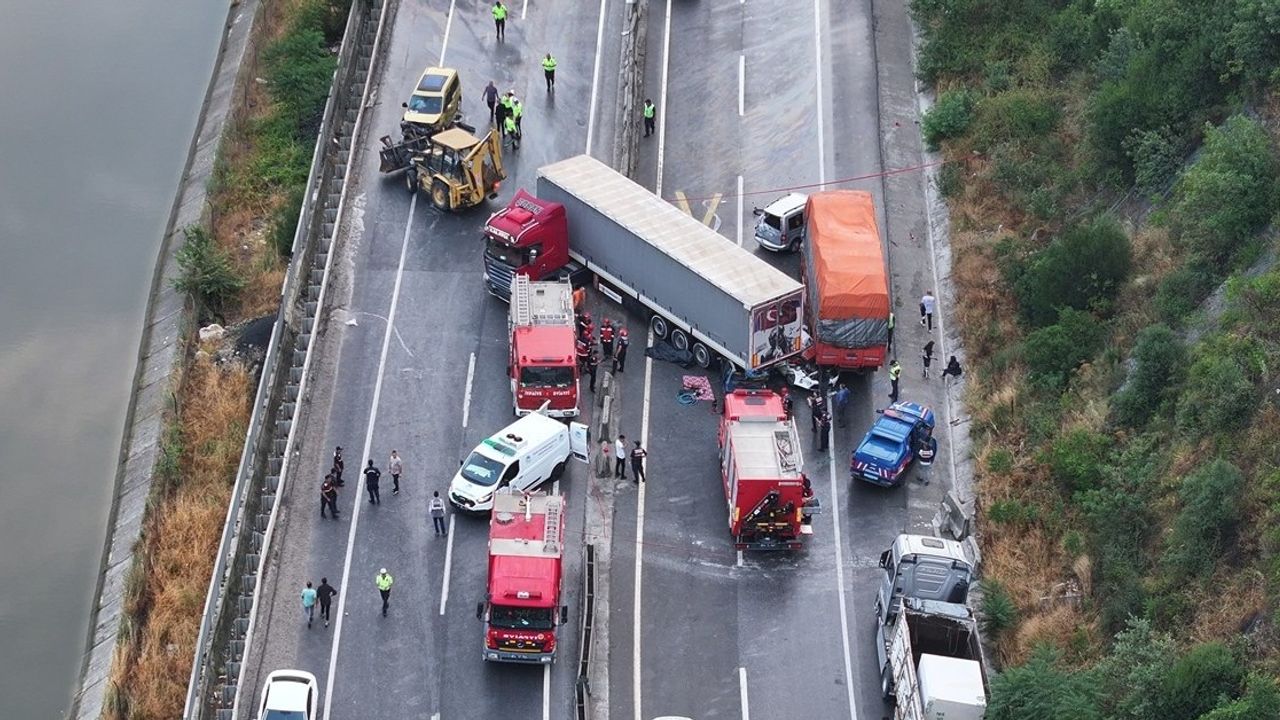 Hendek’te zincirleme trafik kazasında 6 kişi yaralandı