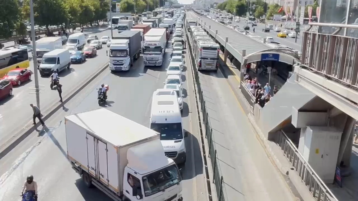 Beylikdüzü’nde TIR Kazası: Yol Trafiğe Kapandı