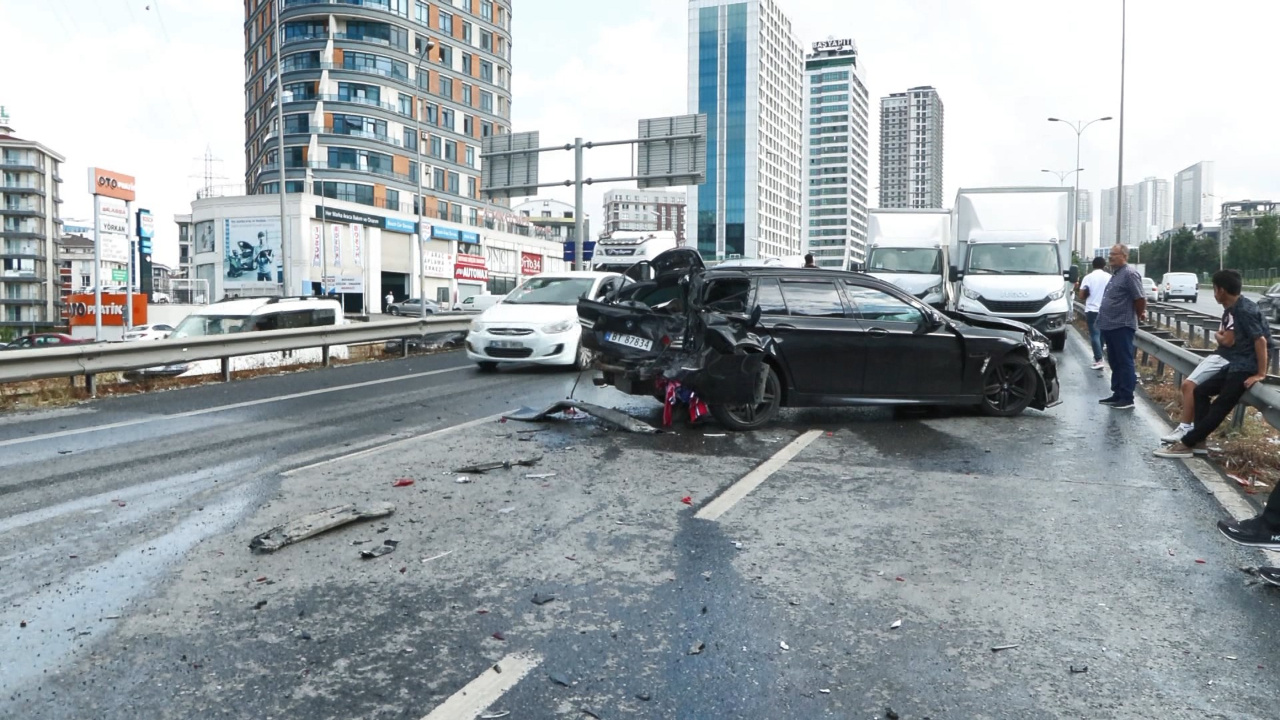 İstanbul’da İkinci Zincirleme Kaza! 15 Araç Birbirine Girdi