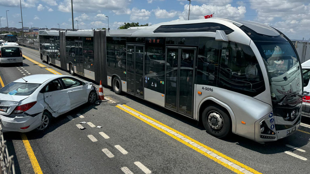 İstanbul’da Korkutan Kaza! Metrobüse Çarparak Durabildi