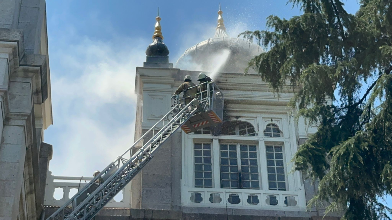 İstanbul’da Tarihi Üniversite Binasında Yangın! Kubbesi çöktü!