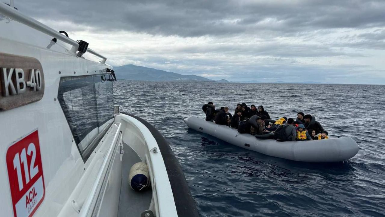 İzmir’de Yunanistan’ın ihlali sonucu denizde mahsur kalan göçmenler kurtarıldı