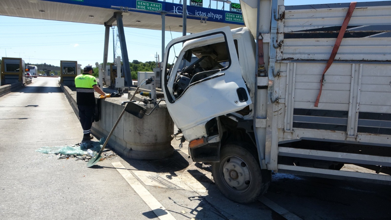 Kamyonet gişelerdeki beton bariyere daldı: 3 yaralı