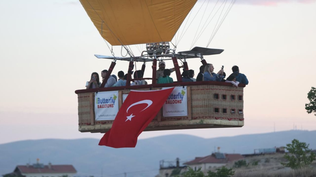 Kapadokya’da sıcak hava balonlarından Türk bayraklı gösteri