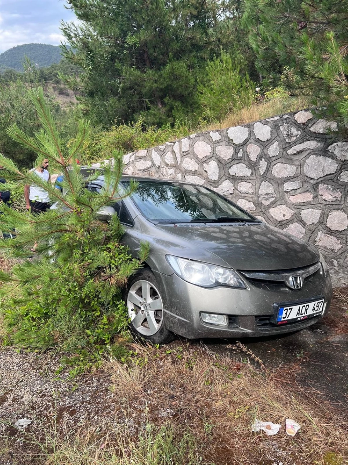 Karabük’te otomobil istinat duvarına çarptı: 3 yaralı