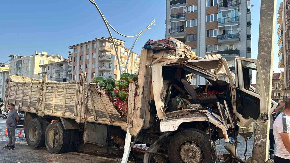 Uşak’ta Karpuz Yüklü Kamyonun Yön Tabelasına Çarpması Sonucu Sürücü Hayatını Kaybetti