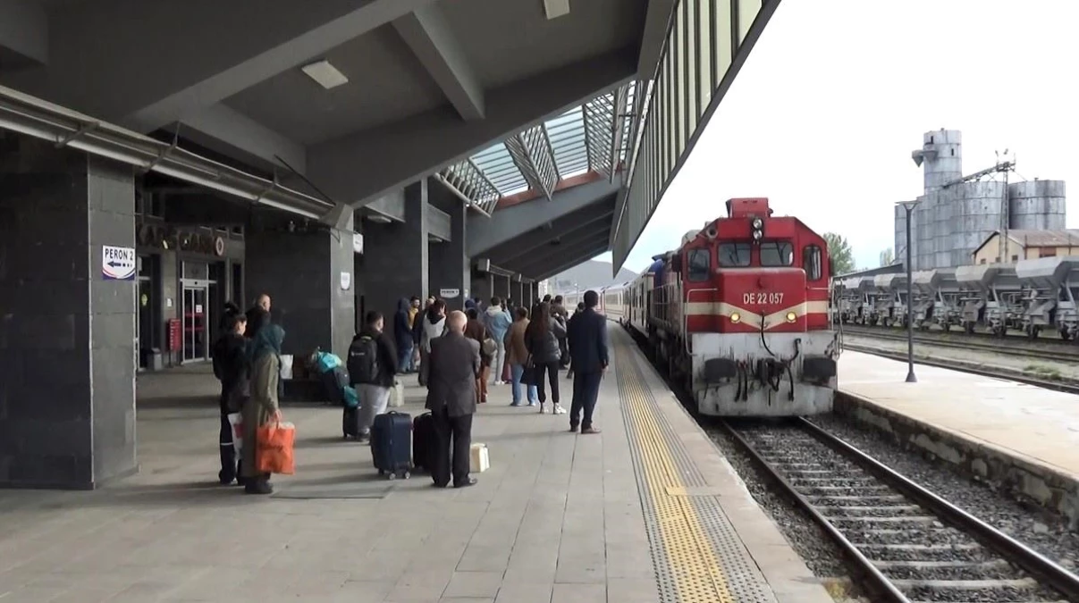 Kars’ta Vatandaşlar Tren Yolculuğuna Yöneldi