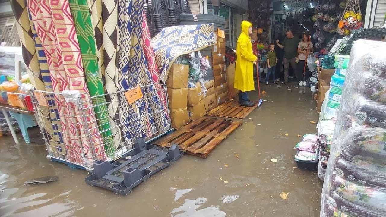 Kocaeli’yi Sağanak Yağmur Teslim Aldı, Yollar Nehre Döndü!