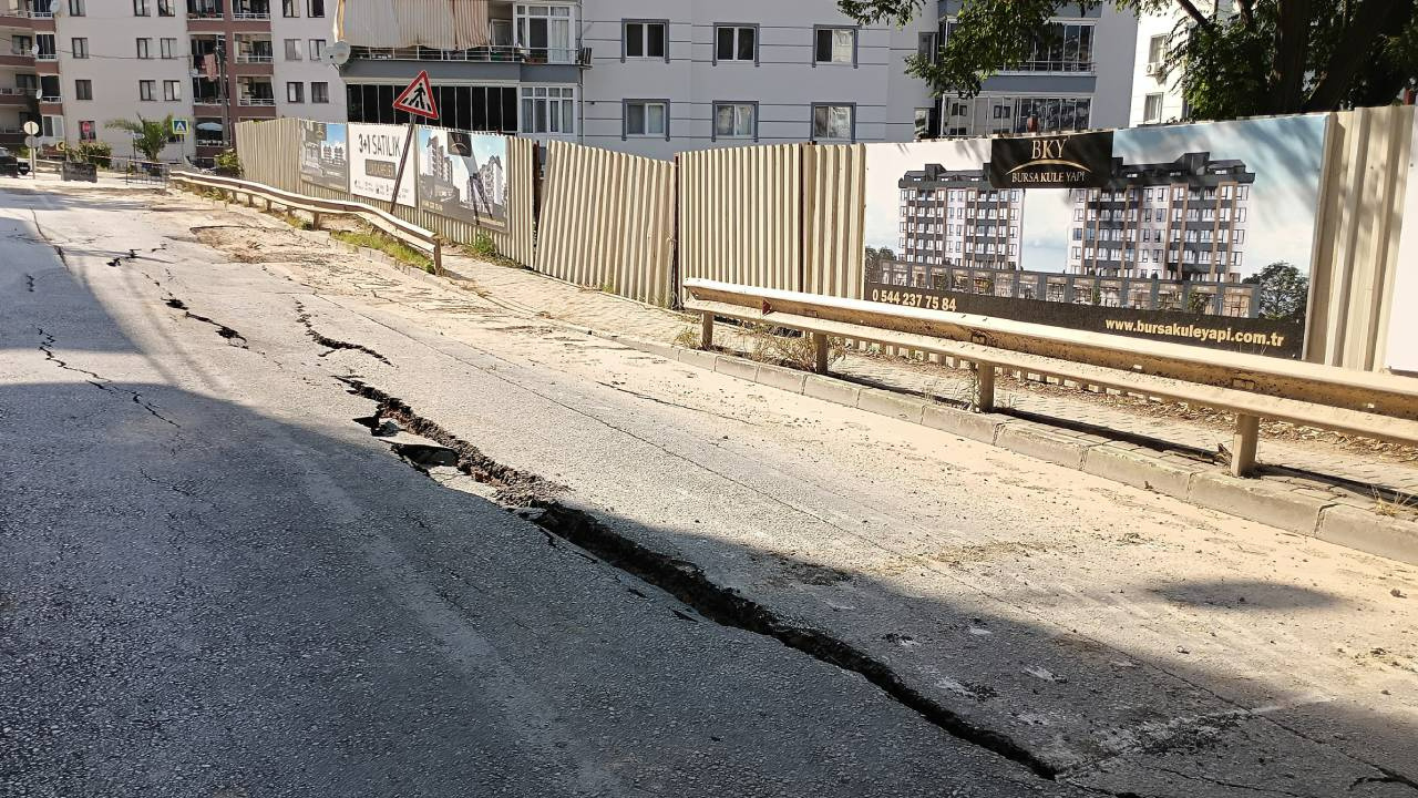 Konut İnşaatı Yolda Göçüğe Sebep Oldu! En İşlek Cadde Trafiğe Kapatıldı