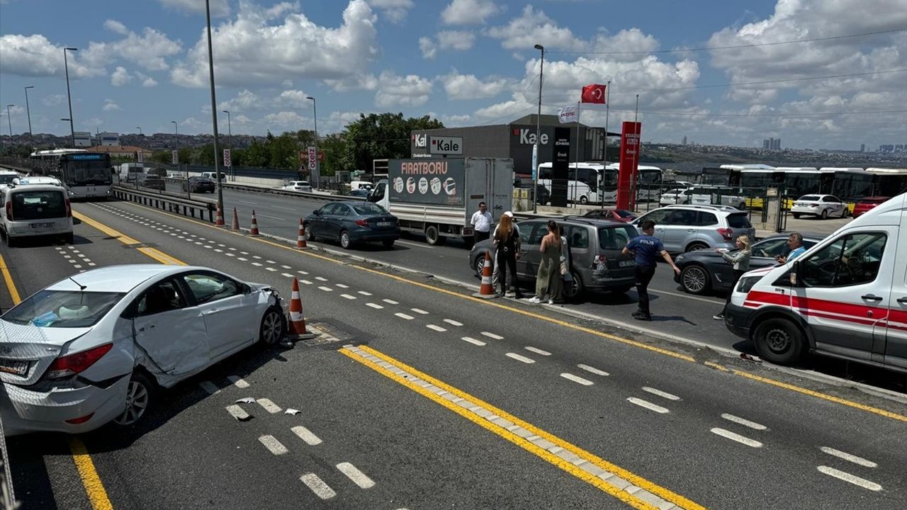 Küçükçekmece’de Metrobüs Yoluna Giren Otomobil Kazası