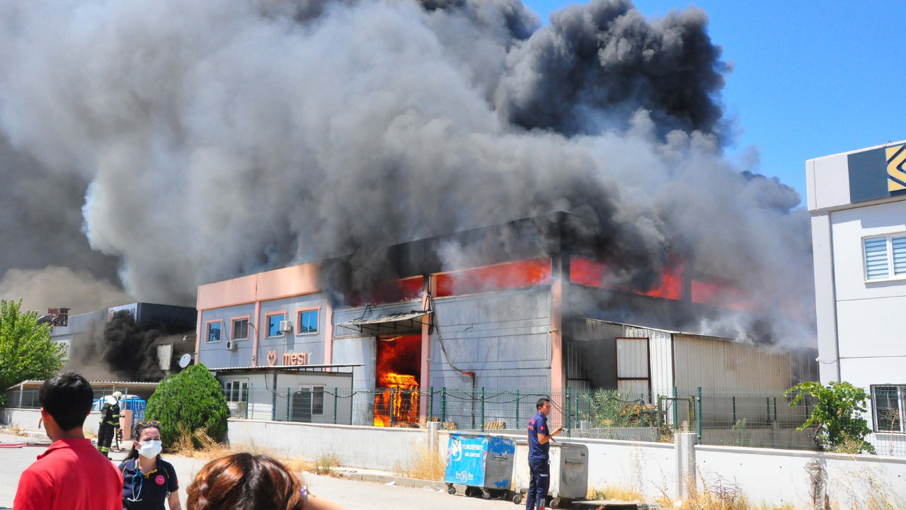 Manisa’da Plastik Fabrikası Alev Alev Yandı: 150 Milyon Liralık Zarar Oluştu