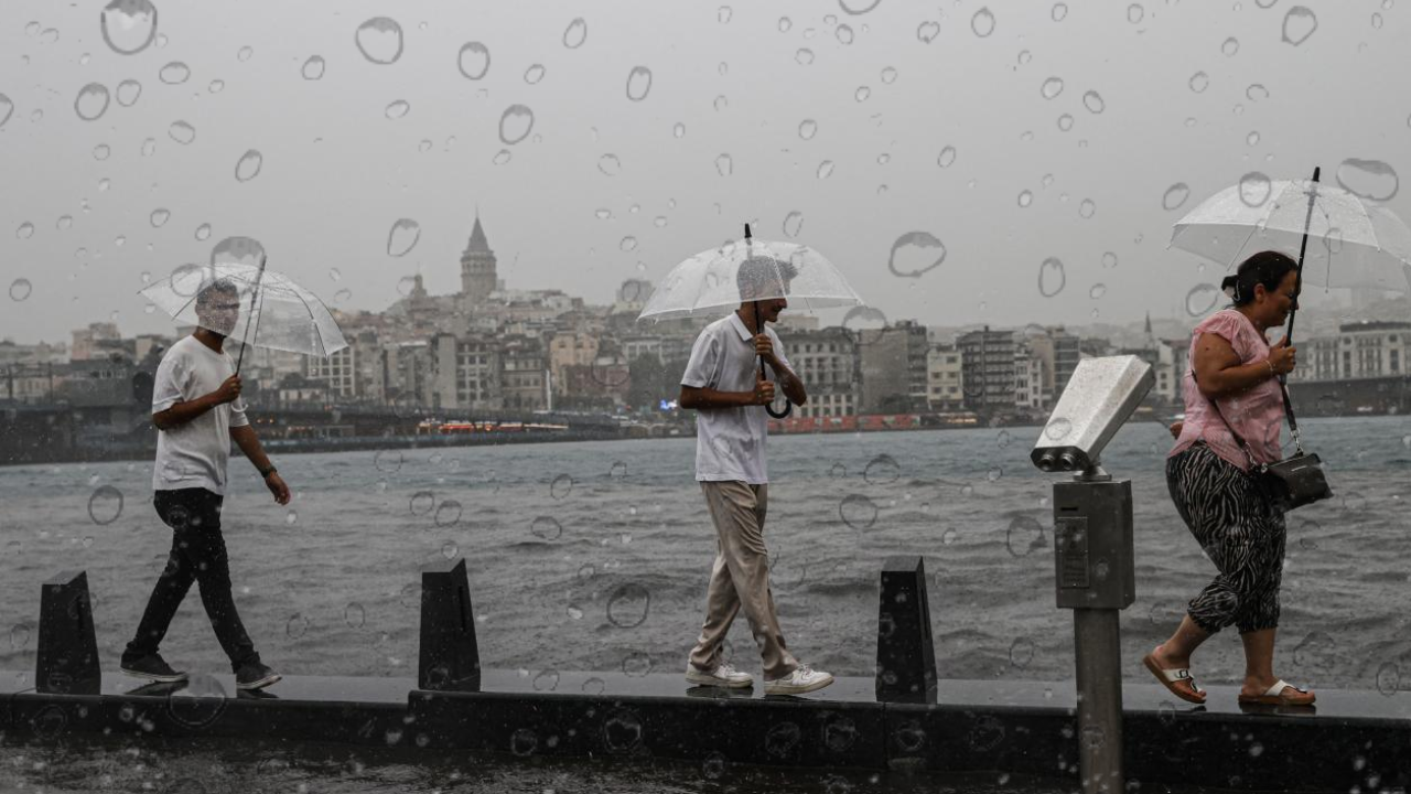 Meteoroloji ve AKOM Saat Vererek Uyardı! İstanbul ve Ankara’ya Kuvvetli Yağış Geliyor