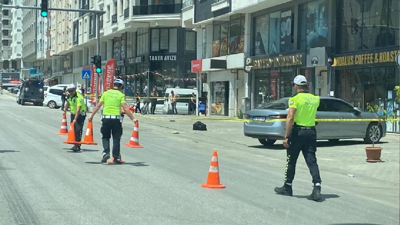Şüpheli çanta çanta panik yarattı: Cadde trafiğe kapatıldı