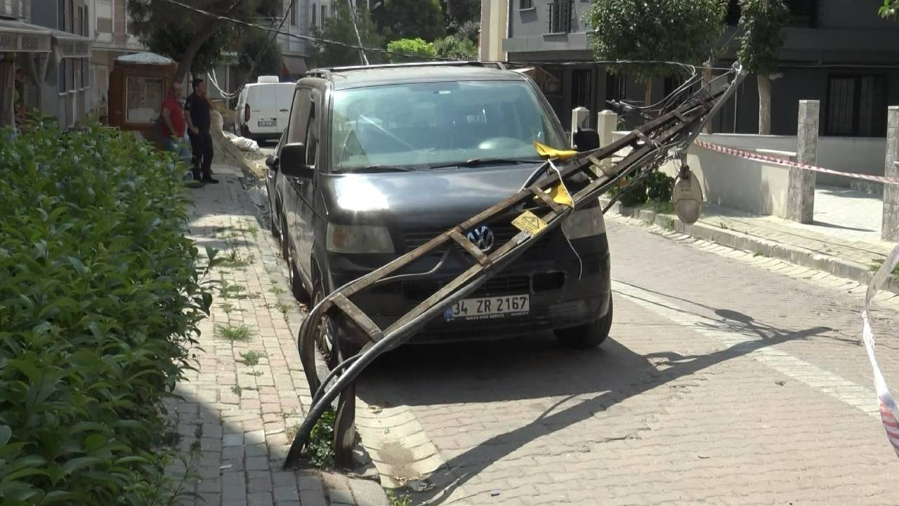 Sürücü Kıl Payı Kurtuldu! Avcılar’da Elektrik Direği Aracın Üzerine Devrildi