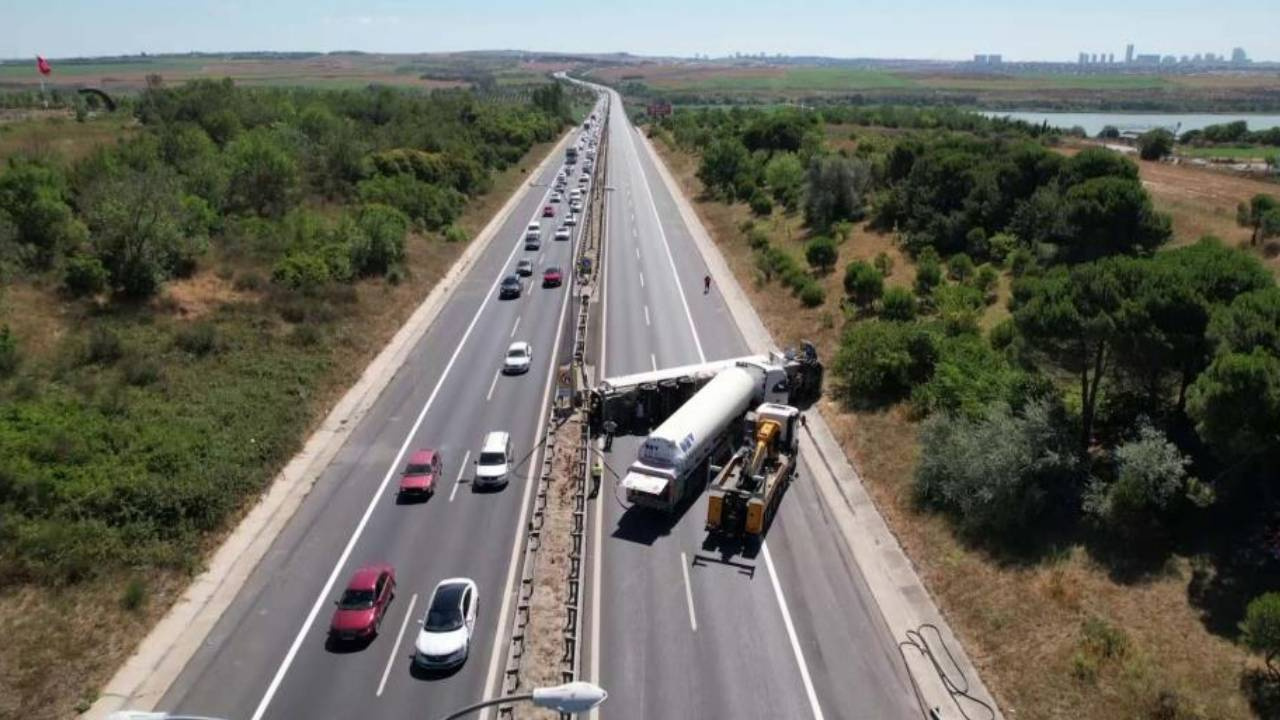 TEM Otoyolu’nda Yakıt Tankeri Devrildi! İstanbul İstikametine Trafik Tamamen Durdu