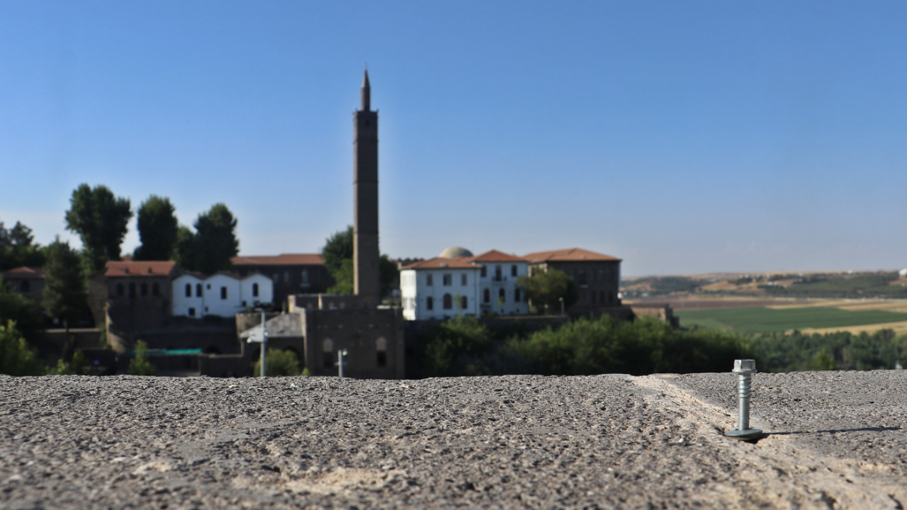 UNESCO Listesindeki Tarihi Surlara Afiş Asmak İçin Çivi Çakıldı