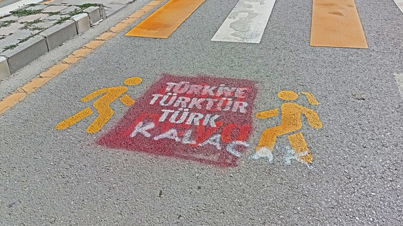 Van’da Kürtçe Tahammülsüzlüğü! Trafik Uyarılarına ‘Türkiye Türk’tür, Türk Kalacak’ Yazdılar